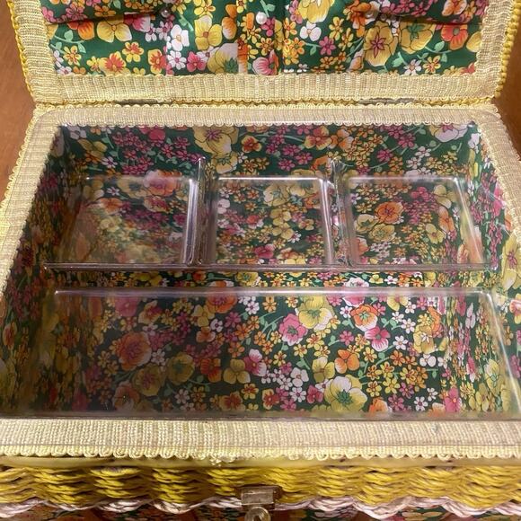 Vintage Woven Wicker Sewing Basket Box W/ Insert Flowers Fabric Japan Boho MOD. - Picture 7 of 9